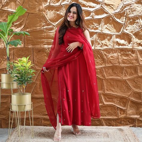 Bunaai on Instagram: “Slay all day long and look absolutely elegant in our beautiful Scarlet Red Suit Set ❤️ The colour red can never go wrong, and this scarlet…” Red Indian Suit, Red Salwar Suit, Red Anarkali Suits, Red Colour Dress, Karva Chauth, Satin Suit, Blouses Designs, Karwa Chauth, Indian Designer Suits