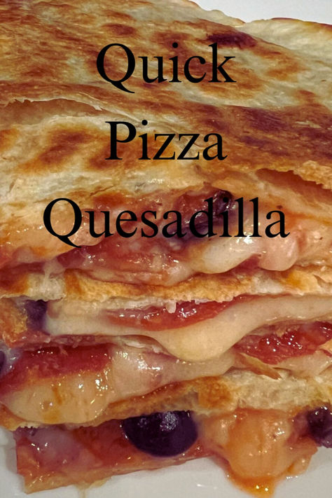 Quick pizza quesadilla is easy to make and ready in 15 minutes. Pizza With Flour Tortillas, Pizza Quesadilla Recipes, Flour Tortilla Pizza, Oven Baked Pizza, Pizza Quesadilla, Quick Pizza, Leftover Pizza, Tortilla Pizza, Taco Pizza