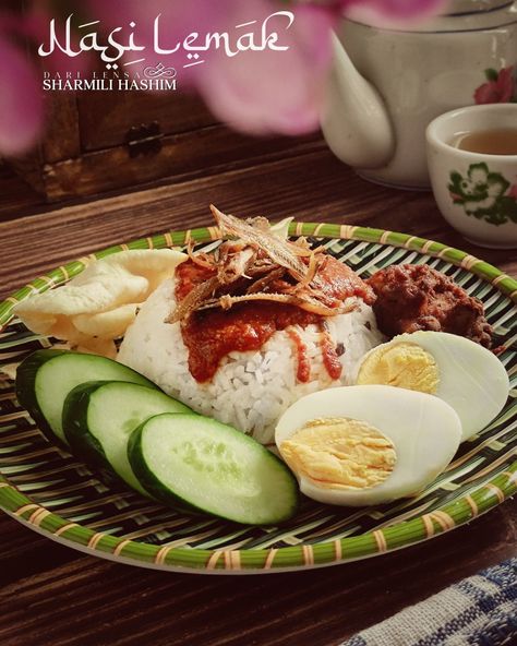 Nasi Lemak Photography, Malaysia Street, Malay Cuisine, Pandan Leaf, Plating Ideas, Cooking Photography, Nasi Lemak, National Dish, Anchovies