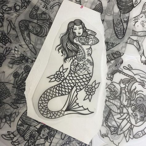 Sereia em um mar de desenhos que estarão disponíveis na Tattoo Beer, primeira Convenção de Blumenau, nessa sexta, sábado e domingo no Norte Shopping! Mercat Tattoo, Old School Flash Tattoo, Traditional Mermaid Tattoos, Jessica O, Traditional Tattoo Drawings, Owl Tattoo Drawings, Siren Tattoo, Skull Art Tattoo, Mermaid Siren