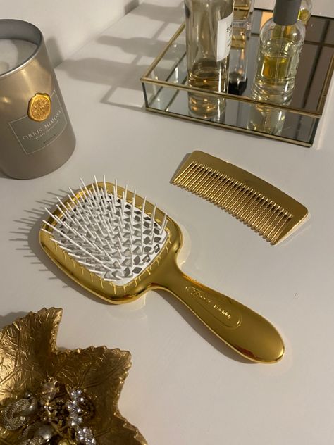 Hair Salon Marketing, Flapper Hair, Hair Tool Set, Lux Fashion, Aesthetic Gold, Acrylic Nail Set, Cosmetic Packaging Design, Hair Stores, Gold Beauty