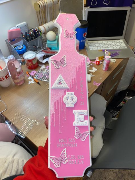 Pledge Mom Paddle Sorority, Pink Sorority Paddle, Sorority Paddles Ideas, Paddle Sorority Big, Paddle Sorority, College Pics, Big Little Paddles, Paddle Ideas, Big Daisy