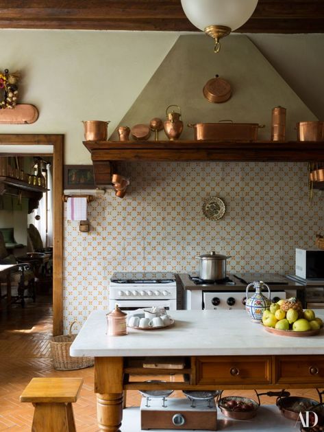 Italian Family, Martina Mondadori Sartogo and the Villa Restored by Renzo Mongiardino. {Cool Chic Style Fashion} Renzo Mongiardino, Sicily House, Italy Kitchen, School Kitchen, China Kitchen, Italy House, Future Bedroom, Family Dining Rooms, Paris Vibes