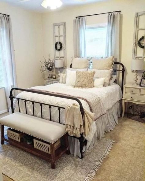 Rustic English Cottage, French Cottage Bedroom, Farmhouse Guest Bedroom, Country Cottage Living, Living Room Decor Country, Farmhouse Style Bedrooms, Living Room Decorating Ideas, Bedroom Decor Cozy, Living Room Decorating