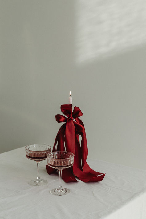 ribbon candle holder Christmas Collections Ideas, Candle Christmas Aesthetic, Romance Red Aesthetic, Romantic Christmas Wedding, Romantic Red Aesthetic, Romantic Christmas Aesthetic, Red Romantic Aesthetic, Birthday Set Up Ideas At Home, Gift Giving Aesthetic