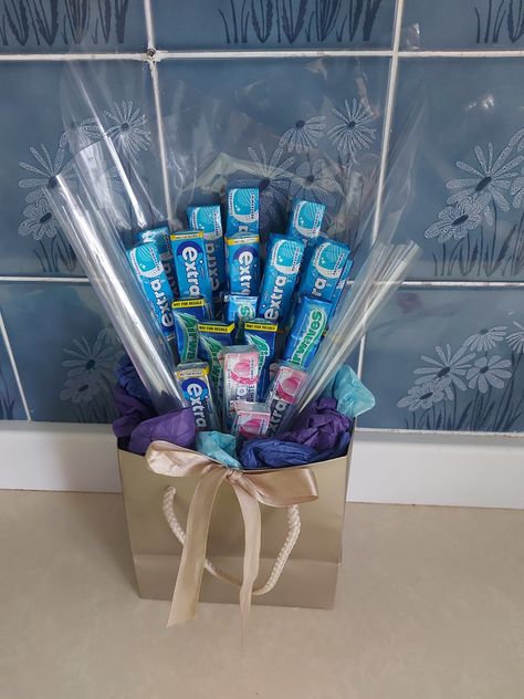 Extra chewing gum, airways gum. Gum Gift Basket, Gum Gift Ideas, Gum Bouquet, Extra Gum, Cars Birthday Party Disney, Candy Display, Cool Presents, Party Candy, Cars Birthday Parties