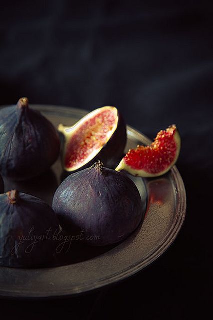 Still life with Figs by Yuliyart, via Flickr Fig Tart, Brie Puff Pastry, Coconut Tart, Dark Food Photography, Fig Recipes, Wine Desserts, Baked Brie, Fresh Figs, Fruit And Veg