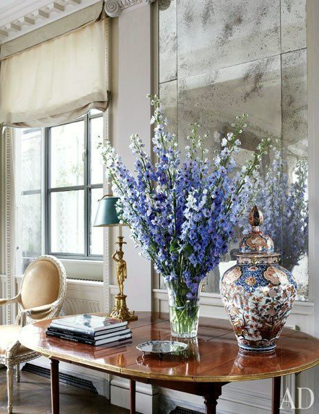 Styling Ideas for Tables, Chests, Consoles {etc.} Manhattan Penthouse, William Yeoward Crystal, South Shore Decorating, Mahogany Table, Michael Smith, Eye Opening, Traditional Living, Traditional Living Room, Design Del Prodotto