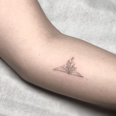 Writer Tattoo, Bookish Tattoos, Literary Tattoos, Small Girl Tattoos, Tattoos Geometric, Tiny Tattoo, Temp Tattoo, Book Tattoo, Subtle Tattoos