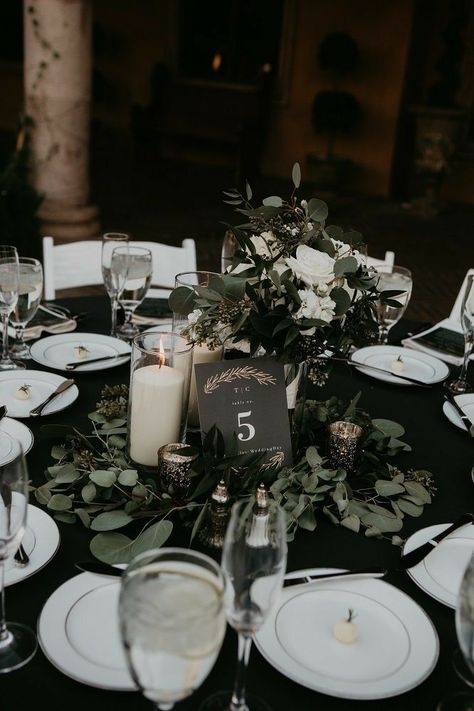 Black Tablecloth Wedding, Black Wedding Table, Round Wedding Tables, Villa Siena, Dark Green Wedding, Dark Wedding Theme, Black And White Wedding Theme, Wedding Reception Party, Green Themed Wedding