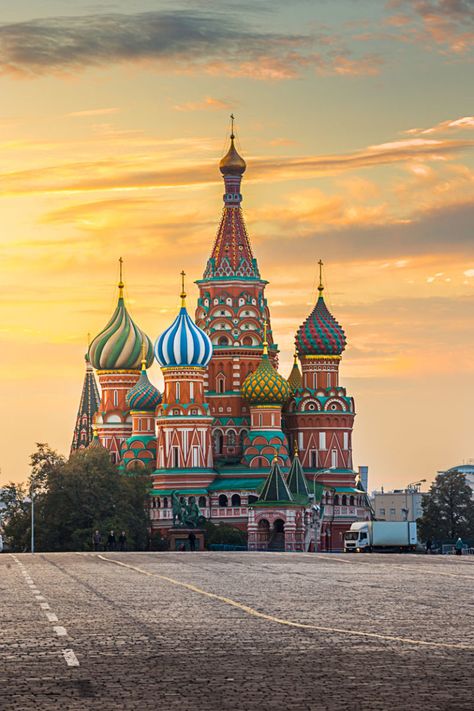 8 Best Places To Visit in Russia Visit Russia, St Basils Cathedral, St Basil's, Bolshoi Ballet, Russia Travel, Famous Places, Beautiful Places To Travel, Best Places To Visit, Ancient Cities