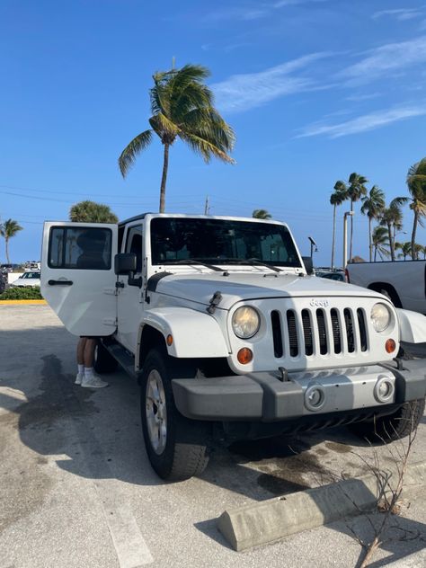 White Jeep Beach, Jeep At The Beach, White Jeep Aesthetic Interior, Jeep Blanca, White Jeep Aesthetic, White Jeep Wrangler Aesthetic, White Jeep Sahara, Beach Car Aesthetic, Jeep Wrangler White