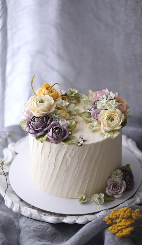 The Prettiest Buttercream Floral Art Wedding Cakes With A Modern Spin Buttercream Flowers Wedding Cake, Wedding Cake Buttercream, Flowers Wedding Cake, Buttercream Cake Designs, Buttercream Flower Cake, Buttercream Cake Decorating, Cake Buttercream, Fresh Flower Cake, Buttercream Wedding Cake