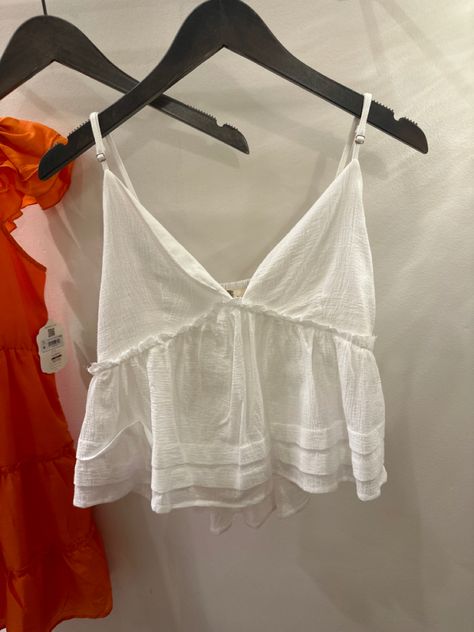 cute flowy white tank top Flowy Crop Top Outfits, Flowy Shirt Outfit Summer, Flowy Shirt Outfit, Flowy Outfit, Shirt Outfit Summer, Birthday Fit, White Flowy Top, Concert Fit, Flowy Crop Top