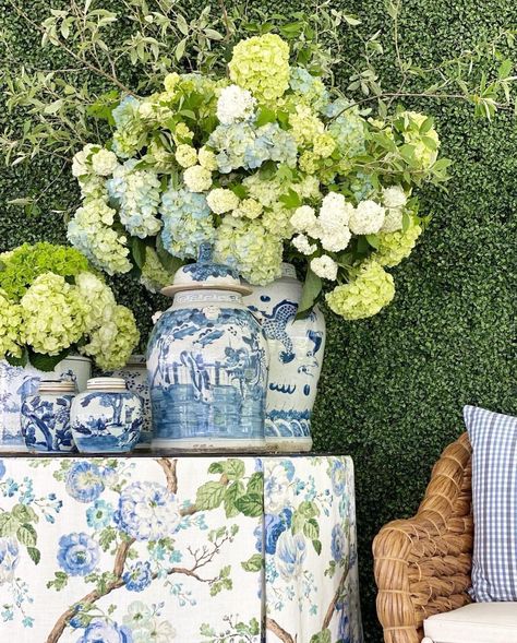 Blue White Decor, Green Interior, Stage Set, Beautiful Flower Arrangements, Southern Home, Blue Willow, White Decor, Cozy Space, Ginger Jars