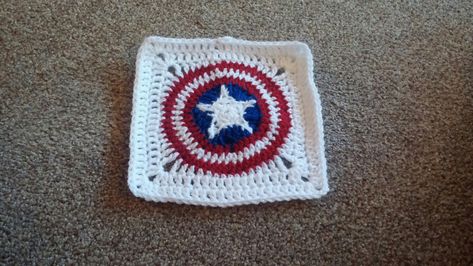 Marvel Granny Square, Captain America Crochet, Crochet Marvel, Marvel Crochet, Night Blanket, Big Blanket, Crochet Case, Crochet Granny Square Blanket, Beginner Crochet Projects