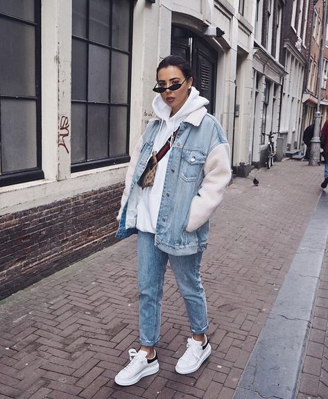 Boyfriend Jeans Kombinieren, Alexander Mcqueen Bag, Winter Mode, Trendy Swimwear, Double Denim, Teen Vogue, Fashion Mode, Looks Style, Mode Inspiration