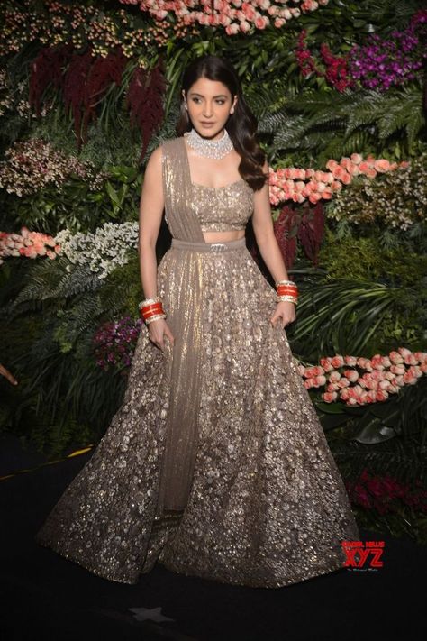 Anushka Sharma Bridal Look, Anushka Sharma Traditional Outfits, Anushka Sharma Wedding Lehenga, Anushka Sharma Mehendi, Anushka Sharma Lehenga, Bollywood Wedding Outfit, Anushka Sharma Outfits, Anushka Sharma Wedding, Reception Jewellery