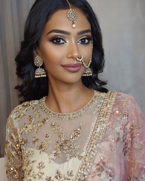 Pinterest:@AditiMaharaj Natural Desi Bridal Makeup, Dusky Skin Bridal Makeup, Tamil Wedding Makeup, Indian Bridal Makeup For Dark Skin, Indian Wedding Makeup Natural, Reception Makeup Indian Bride, Indian Bridesmaid Makeup, Natural Bridal Makeup Indian, Indian Makeup Looks Natural