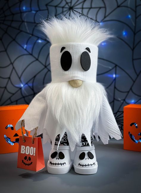 DIY Ghost Gnome with Trick or Treat Bag Gnomes Crafts How To Make, Fall Gnomes Diy How To Make, Fall Gnomes Diy, Halloween Gnomes Diy, Diy Fall Gnomes, Holiday Gnomes Diy, Ghost Gnomes, No Sew Gnome, Ghost Halloween Decorations