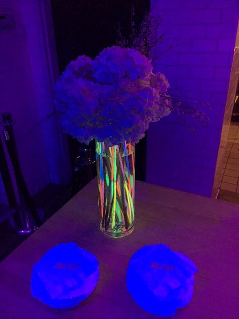 Lava Lamp Centerpiece Ideas, Lava Lamp Centerpiece, Sweet Sixteen Centerpieces, Lamp Centerpiece, Party Design Ideas, Sneaker Ball, Party Neon, Prom 2023, Karaoke Party