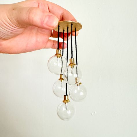 Dollhouse DIY Lighting Ideas and Materials — Martin Goes Mini Diy Dollhouse Accessories, Dollhouse Chandelier, Kersfees Idees, Diy Lighting Ideas, Dollhouse Modern, Barbie Home, Led Can Lights, Dollhouse Supplies, Making Miniatures