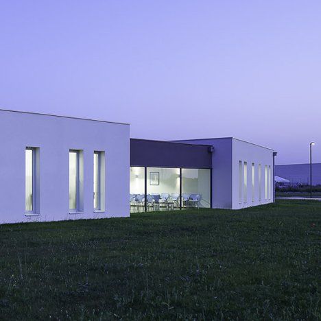 This health centre on the outskirts of Selles-sur-Cher comprises a series of simple geometric buildings arranged around a courtyard and access roads. Healing Architecture, Wellbeing Centre, Sport Center, Cabinet Medical, Types Of Architecture, Construction Cost, Health Wellbeing, Design Magazine, Dental Office