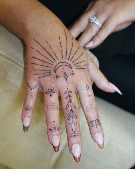 𝐁𝐫𝐨𝐰𝐧 𝐂𝐨𝐰 𝐒𝐭𝐮𝐝𝐢𝐨 on Instagram: “We love a good hand tattoo 😍✨(swipe left for the healed + touched up photos) Hands/finger tattoos are often prone to fading more often…” Cow Finger Tattoo, Cow Hand Tattoo, Punchy Western Hand Tattoos, Hopi Hand Tattoo, Brown Hand Tattoo, Hand Tattoos For Women Western, Concho Tattoo, Western Finger Tattoos, Western Hand Tattoos