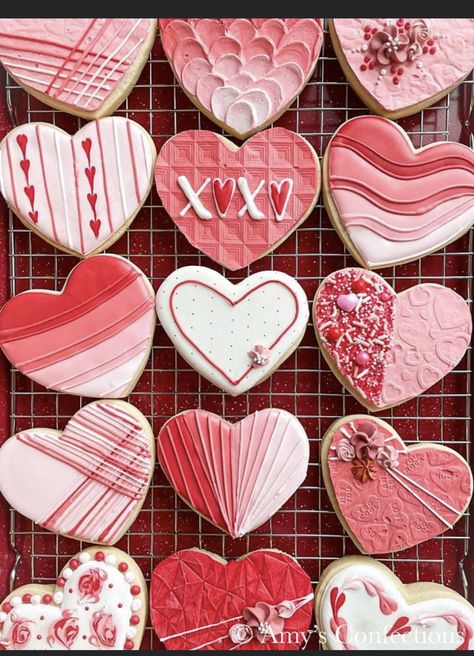 Valentine Heart Cookies Royal Icing, Valentine Cookie Ideas Royal Icing, Royal Icing Cookies Designs Valentines Day, Decorated Cookies Valentines Day, Xoxo Cookies Decorated, Royal Icing Valentines Day Cookies, Royal Icing Cookies Valentines, Royal Icing Heart Cookies, Valentines Sugar Cookies Royal Icing