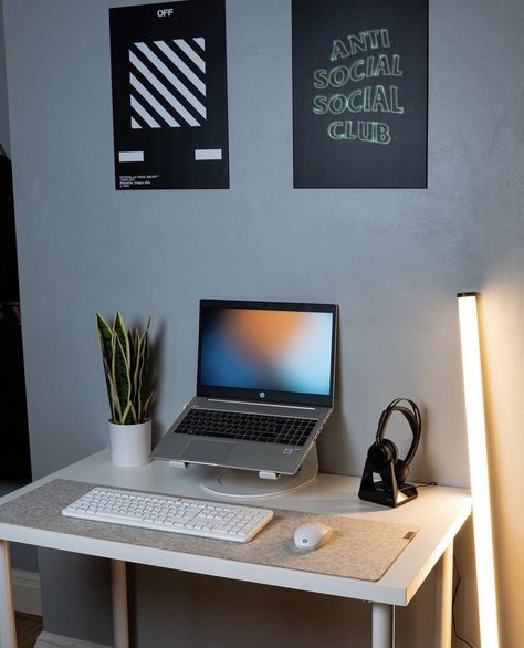 Minimalist Setup Desks, Minimal Desk Setup Laptop, Small Desk Setup, Small Room Setup, Laptop Setup, Minimal Desk Setup, Bedroom Workspace, Office Desk Set, Minimal Desk