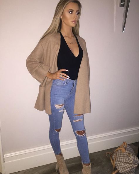 meadowhall ✌🏽️ Cute Ripped Jeans Outfit, Winter Outfits Tumblr, Outfit Ripped Jeans, Cute Ripped Jeans, Ripped Jeggings, Ripped Jeans Outfit, Ripped Knee Jeans, Jeans Outfit Winter, Tan Body