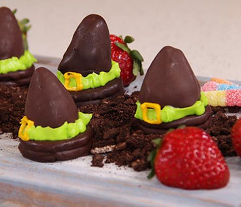 Witch hats with strawberry cookies | Hortifrut Strawberry Oreo Witch Hats, Witch Hat Cookies Hershey's Kisses, Witches Hats Cookies, Cookie Witch Hats, Oreo Witch Hats, Witch Hat Cookies, Hat Cookies, Strawberry Cookies, Yellow Foods