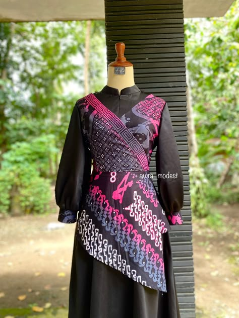 #dress #batik #simpel #black #dressbatik Model Blouse Batik, Dress Batik Modern, Model Dress Batik, Syari Dress, Outer Batik, Model Batik, Batik Kombinasi, Hijab Fashion Summer, Dress Pesta