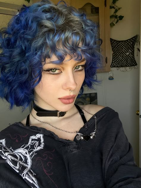 Goth Punk Makeup, Ulzzang Glasses, Pelo Ulzzang, Selfie Poses Aesthetic, Hair Color Dark Blue, Eyeliner Graphic, Blue Brown Hair, Photography Selfie Poses, Grunge Haircut