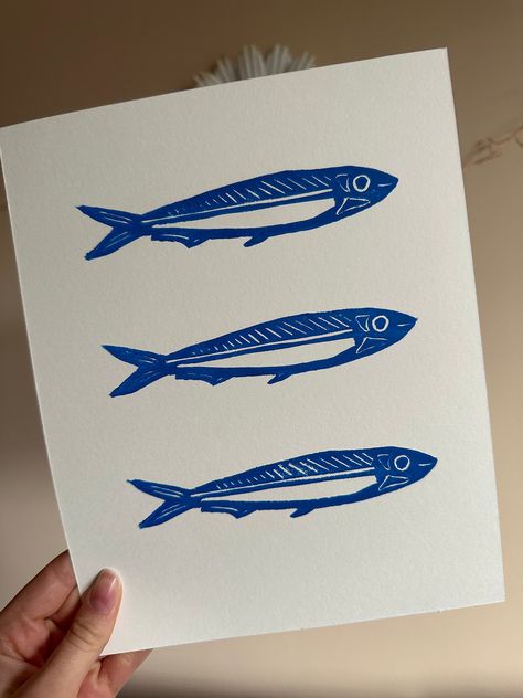 Linocut Cards Handmade, Linocut Fish Print, Portuguese Sardine Tattoo, Cute Fish Drawing Easy, Desert Linocut, Herring Tattoo, Simple Fish Painting, Simple Lino Print Ideas, Sardine Drawing