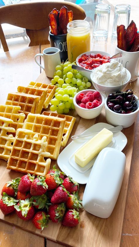 Breakfast Bored Ideas, Breakfast For Friends, Breakfast Platter Ideas Mornings, Breakfast Set Up Ideas, Waffle Board, Breakfast Ideas For A Crowd, Breakfast Charcuterie, Breakfast Catering, Breakfast Date