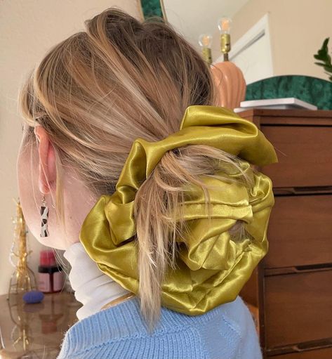 Big Scrunchy Hairstyle, Jumbo Scrunchie Hairstyles, Giant Scrunchie Hairstyles, Oversized Scrunchie Hairstyles, Big Scrunchies, Jumbo Scrunchies, Oversize Scrunchie, Alyssa Marie, Pinterest Trends