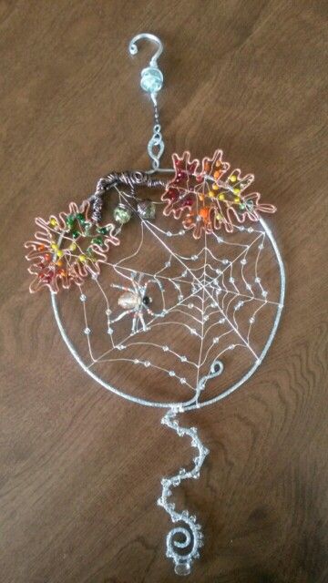 Wire wrapped beaded sun catcher with spider web. Spiderweb Suncatcher, Beaded Sun Catcher, Diy Halloween Dekoration, Wire Spider, Spider Crafts, Beaded Spiders, Three Flowers, Bijoux Fil Aluminium, Diy Wire Jewelry