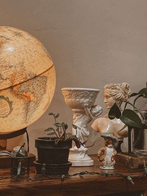 Historian Aesthetic Bedroom, Light Academia Room Decor Bedroom, Globe On Bookshelf, Light Academia Aesthetic Bedroom Decor, Light Academia Inspiration, Academia Light Aesthetic, Light Academia House Aesthetic, Bedroom Aesthetic Academia, Victorian Light Academia Bedroom