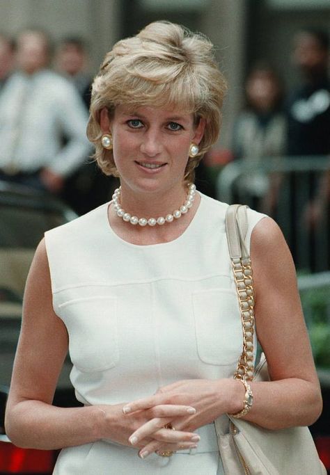 Date/info update: June 06, 1996: Princess Diana Arriving At The North Western Memorial Hospital In Chicago, USA. Princess Diana in a white dress, pearl necklace and large pearl stud earrings. Similar upper to the one worn Argentina 1995, but different bag (there was a black Dior bag)... Not the same dress either, that had no material or any belt or gold buckle, this one does have a good buckle (other photos). Spain Romantic, Unconventional Dress, Princess Diana Hair, Princess Diana Fashion, Princess Diana Family, Princess Diana Photos, Princess Diana Pictures, Princess Leonor, Princes Diana