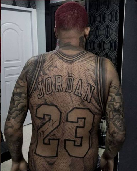 Hombre genera polémica por tatuaje en la espalda del jersey de Jordan Ripped Skin Tattoo, Tattoo Espalda, Shock Mansion, Brian Dawkins, Handpoke Tattoo, Tattoo Skin, Jordan 23, Streetwear Men Outfits, Women Trends