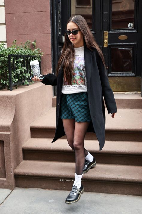 Olivia Rodrigo Street Style 2024, Olivia Rodrigo Street Style, Liv Outfits, Olivia Rodrigo Style, Extra Fits, Olivia Rodrigo Outfits, London Wardrobe, Olivia Outfits, Olivia Concert