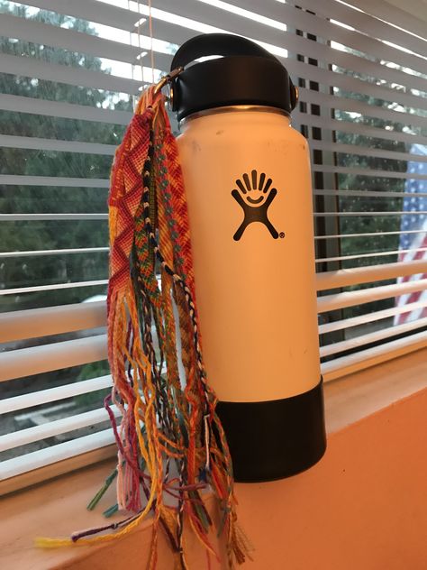 Friendship Bracelets On Water Bottle, Water Bottle Bracelets, Freindship Bracelets, Bracelets String, Water Bottle Art, Hydro Flask Water Bottle, String Bracelet Patterns, Trendy Water Bottles, Making Water