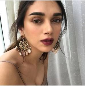 Aditi Rao Hydari Movie Photos, Stills Desi Makeup, Indian Eye Makeup, Champagne Makeup, Ethnic Makeup, Indian Makeup Looks, Bollywood Makeup, Wedding Platters, Lip Shade, Indian Eyes