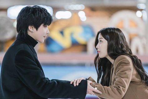 Hwang In Yeop And Moon Ga Young Enjoy An Ice Rink Date In “True Beauty” Moon Gayoung, Hwang Inyeop, Hwang In Yeop, In Yeop, Moon Ga Young, Johnny Orlando, Photography Posing Guide, Bare Face, Human Poses Reference