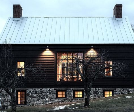 I like the SEPARATION of the lower level with the stone. Black Metal Roof, Exterior Siding Colors, Stone Exterior Houses, Black Houses, Dark House, Stone Barns, Home Exterior, Black House Exterior, Exterior Stone