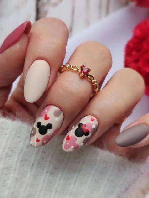 nude and brown nails with mickey mouse and hearts 2023 Spring Nails, Disneyland Nails, Easter Nail Art Designs, Disney Inspired Nails, Disney Acrylic Nails, Minnie Mouse Nails, Teen Nails, Florida Nails, Mickey Nails