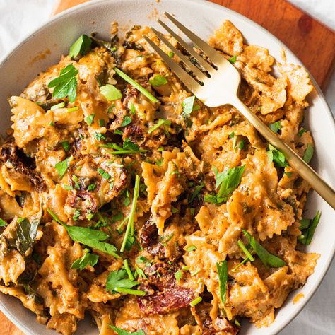 Creamy One Pot Sun-Dried Tomato Pasta with Coconut Milk (vegan) Pasta With Coconut Milk, Bug Food, Tahini Pasta, Sauteed Eggplant, Sun Dried Tomato Pasta, Creamy Vegan Pasta, Sundried Tomato Pasta, Easy And Healthy Recipes, Cherry Tomato Pasta