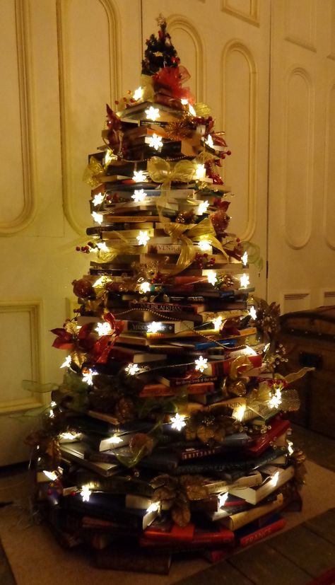 How To Make A Book Tree, How To Make A Book Christmas Tree, Diy Book Tree, Book Tree Diy, Book Christmas Tree Diy, Christmas Tree Out Of Books, Christmas Tree Made Of Books, Holidays Crafts, Tree For Christmas