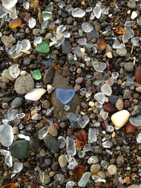 Heart In Nature, Infinity Ring, Beach Glass, Belle Photo, Summer Aesthetic, Pretty Pictures, In The Middle, Sea Glass, Mother Nature